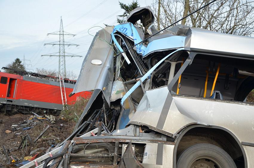 Schwerer VU Bus Zug Düsseldorf P124.JPG